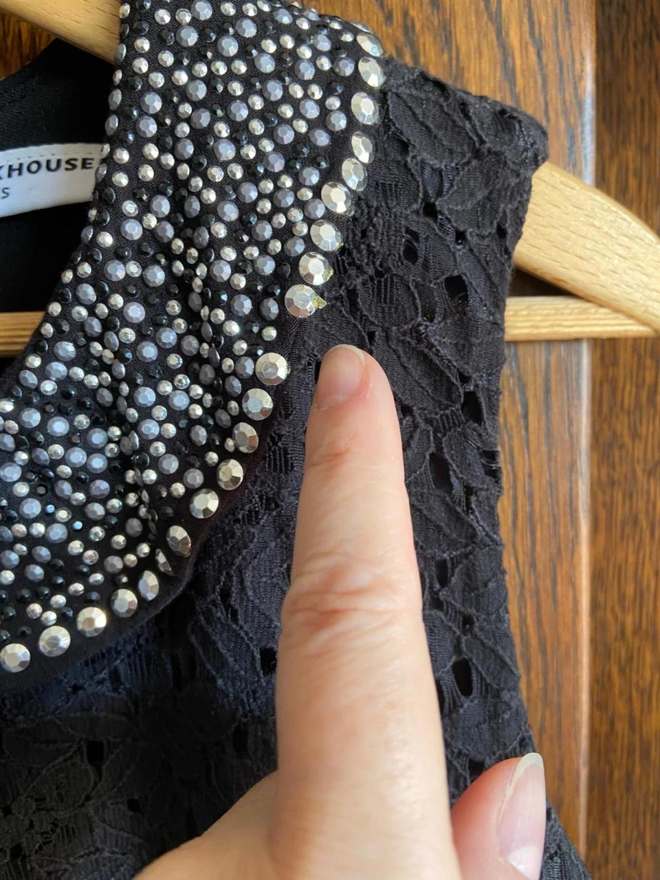 Vestido de encaje negro, cuello con pedrería. Clockhouse. Talla XL – photo 4
